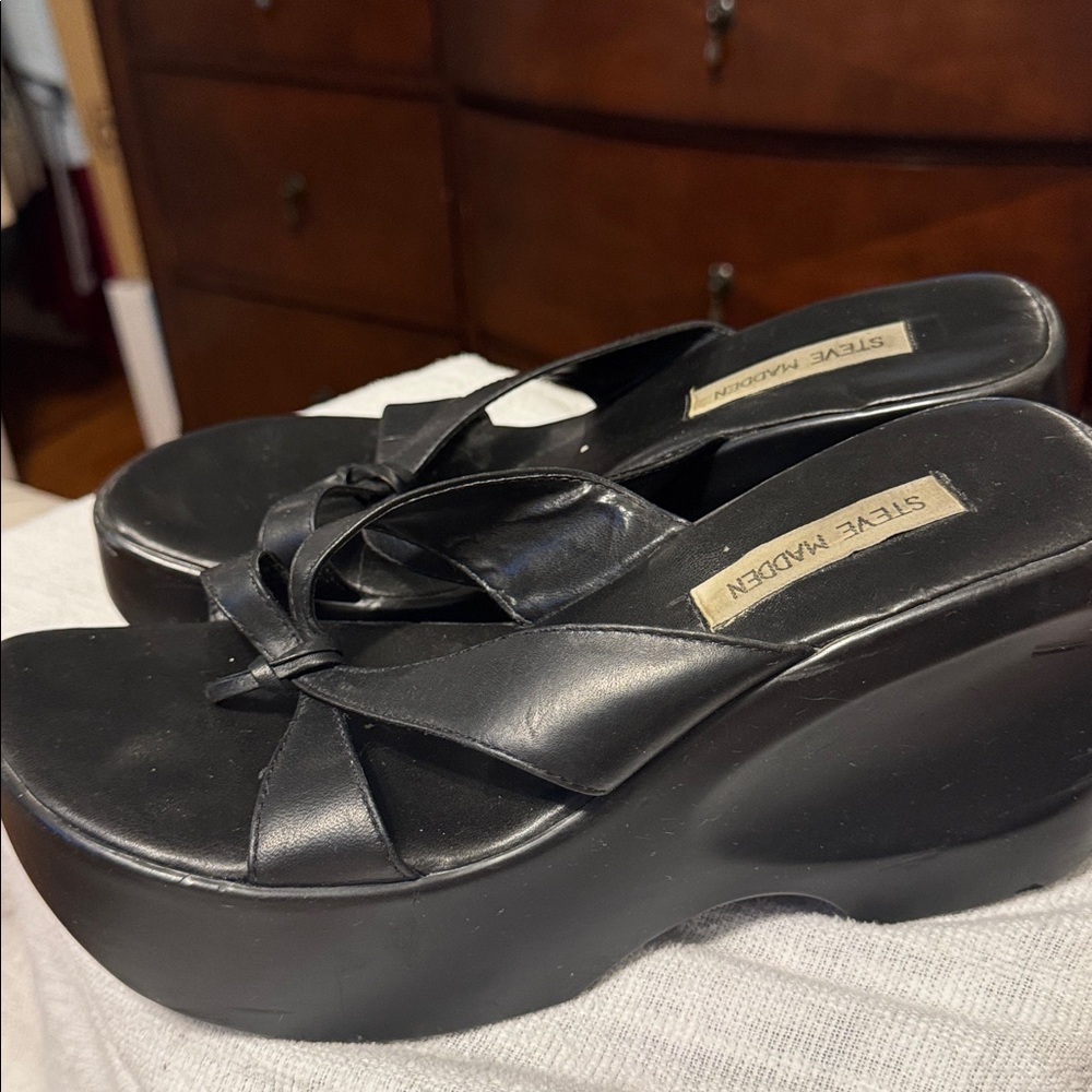Steve Madden Black Leather Platform Vintage sandals.
